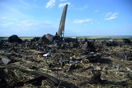 Место падения самолета ИЛ-76 ВВС Украины, сбитого ополченцами Луганска