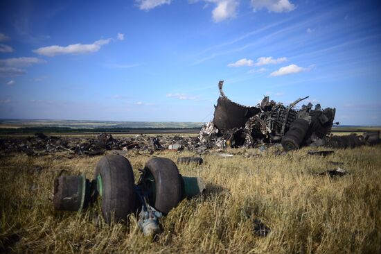 Место падения самолета ИЛ-76 ВВС Украины, сбитого ополченцами Луганска