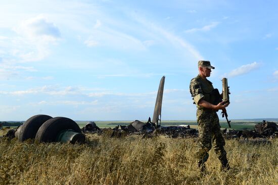 Место падения самолета ИЛ-76 ВВС Украины, сбитого ополченцами Луганска