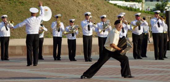 Дефиле военных оркестров на мысе Хрустальный в Севастополе
