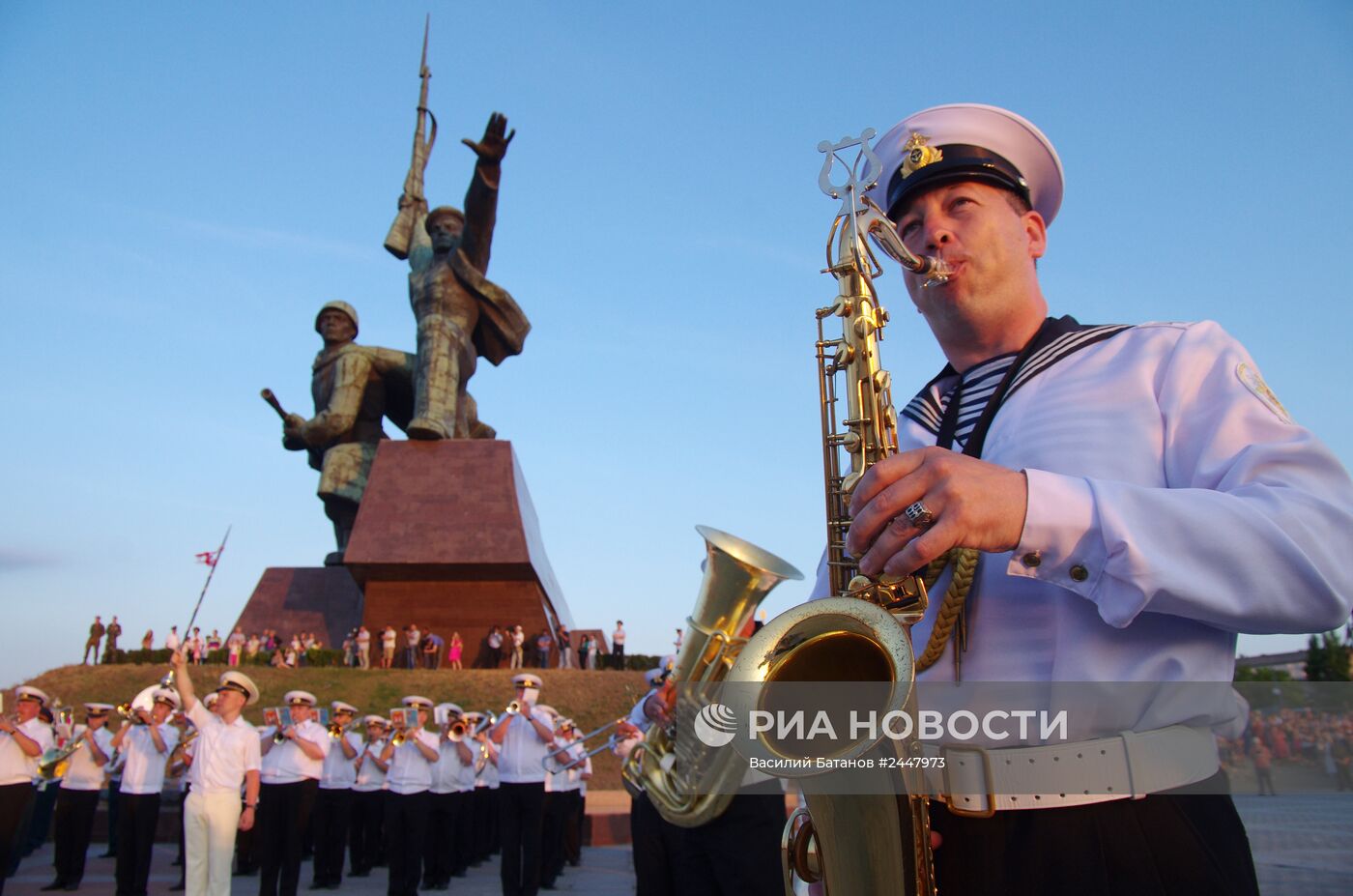 Дефиле военных оркестров на мысе Хрустальный в Севастополе