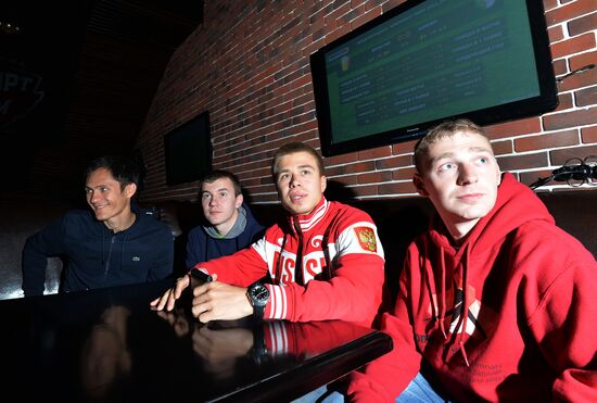 Мужская сборная России по шорт-треку наблюдает за матчем ЧМ по футболу