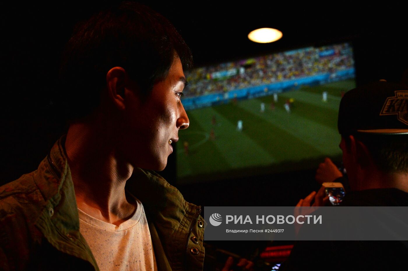 Мужская сборная России по шорт-треку наблюдает за матчем ЧМ по футболу