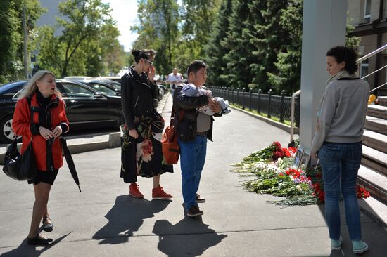 Цветы у здания ВГТРК в память о погибших журналистах