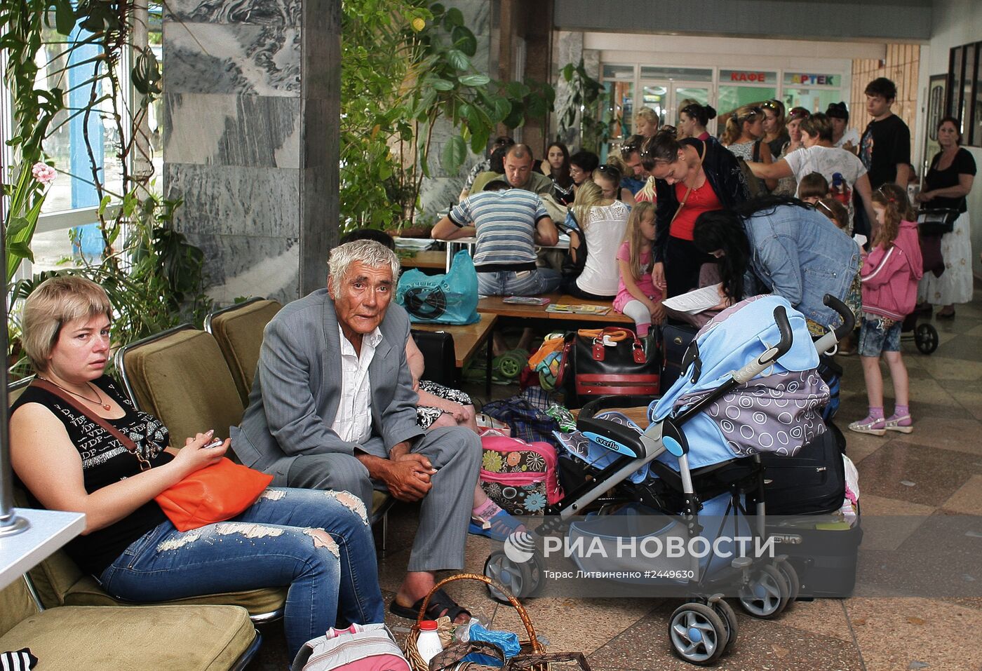 Беженцы из Юго-Востока Украины в пункте помощи беженцам лагеря "Артек"