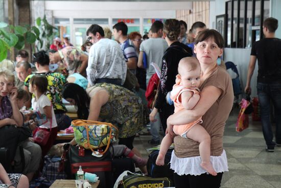 Беженцы из Юго-Востока Украины в пункте помощи беженцам лагеря "Артек"