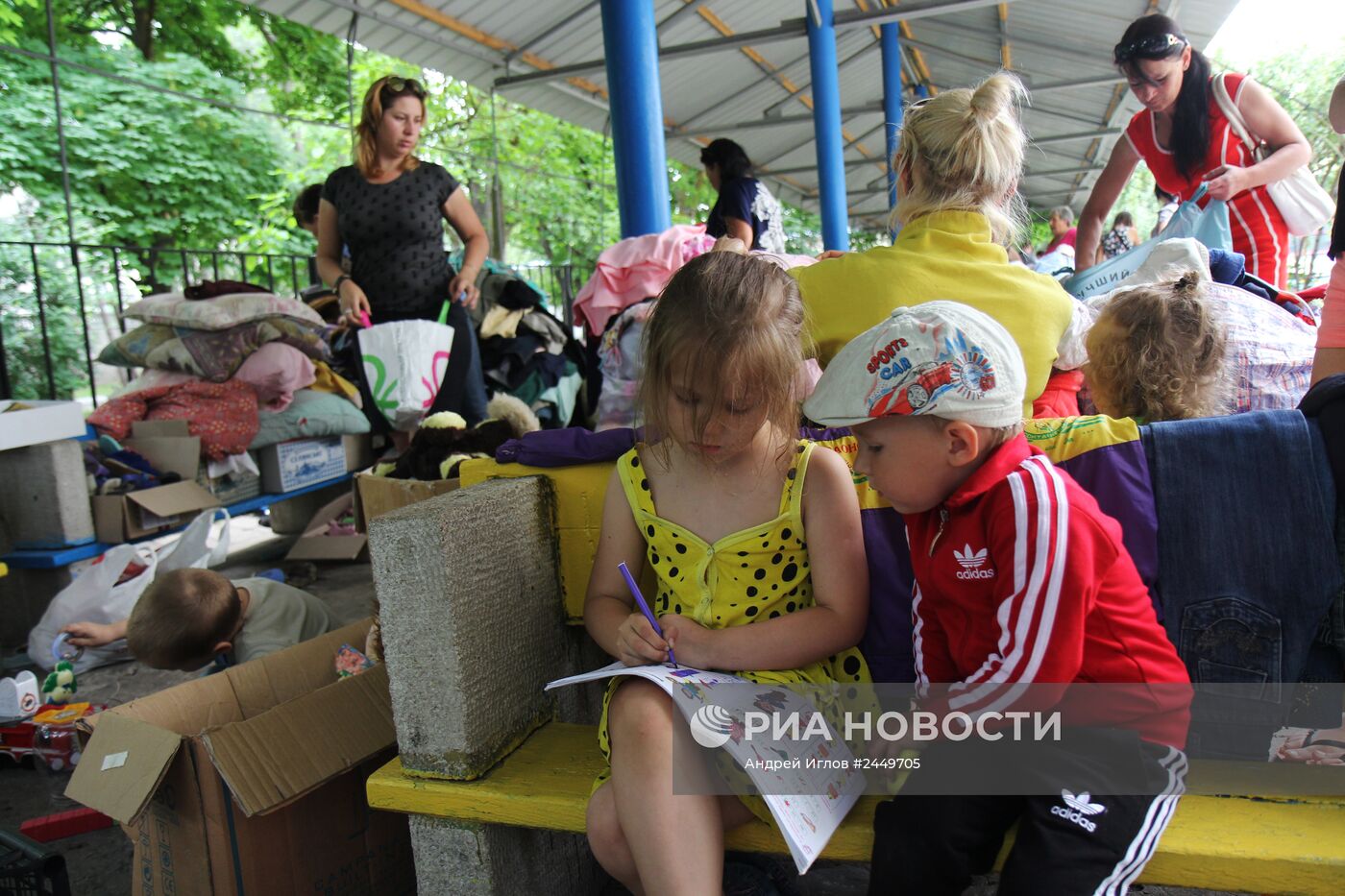 Беженцы из Юго-Востока Украины в пункте помощи беженцам лагеря "Артек"