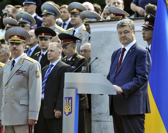 Петр Порошенко принял участие в торжествах по случаю выпуска в Университете обороны Украины