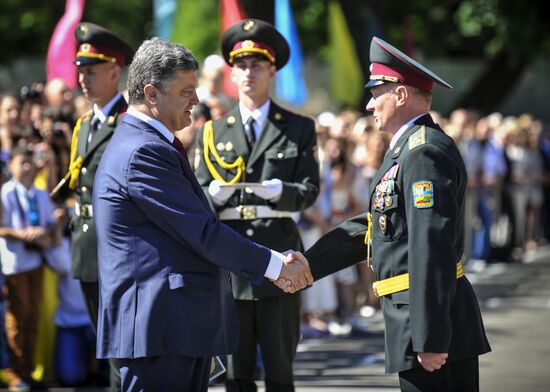 Петр Порошенко принял участие в торжествах по случаю выпуска в Университете обороны Украины
