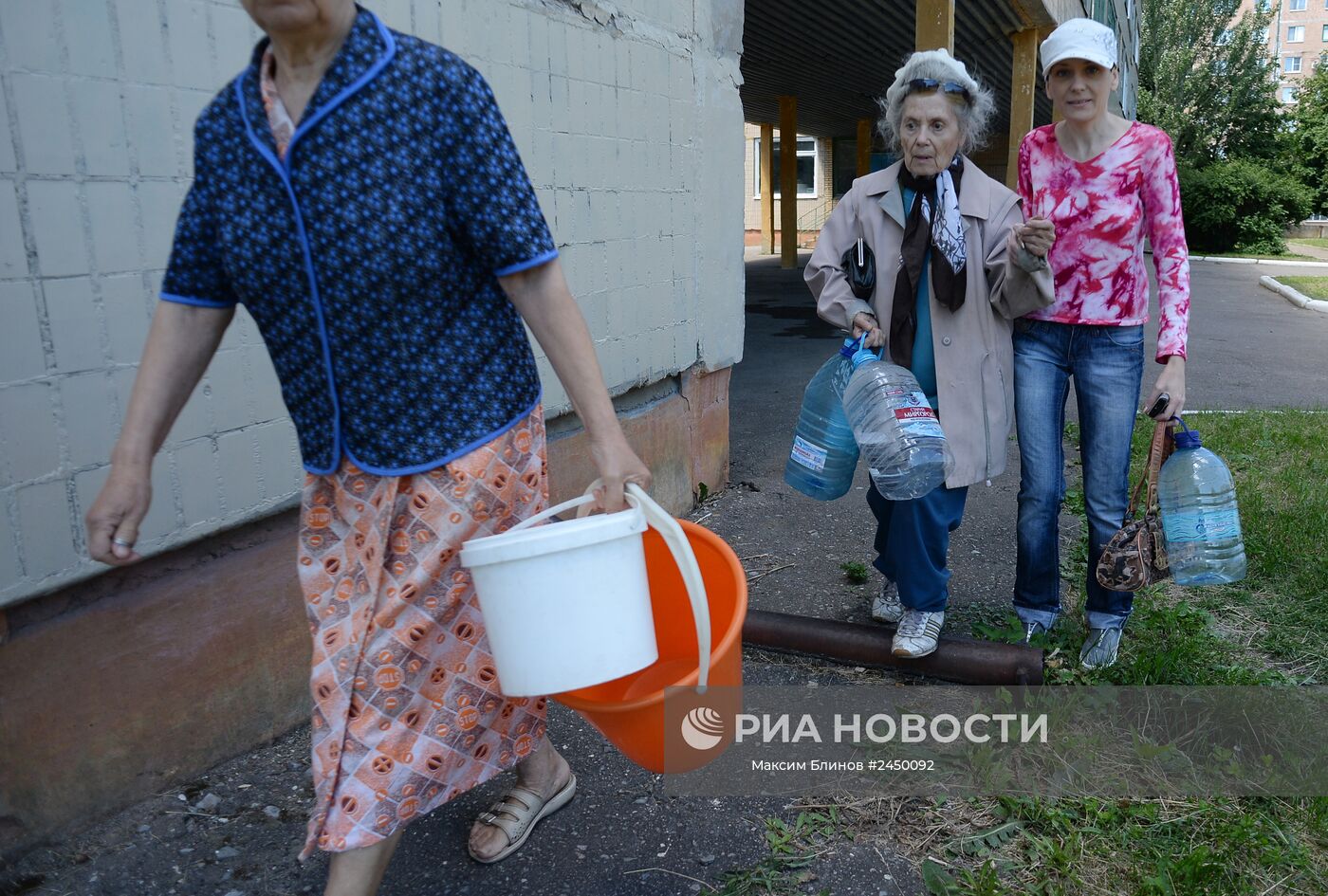 В некоторых селах. Очередь с ведрами за водой. Городская девушка с ведром воды по городу. Дефицит воды на Кубани. Фото жителей села с ведрами воды.