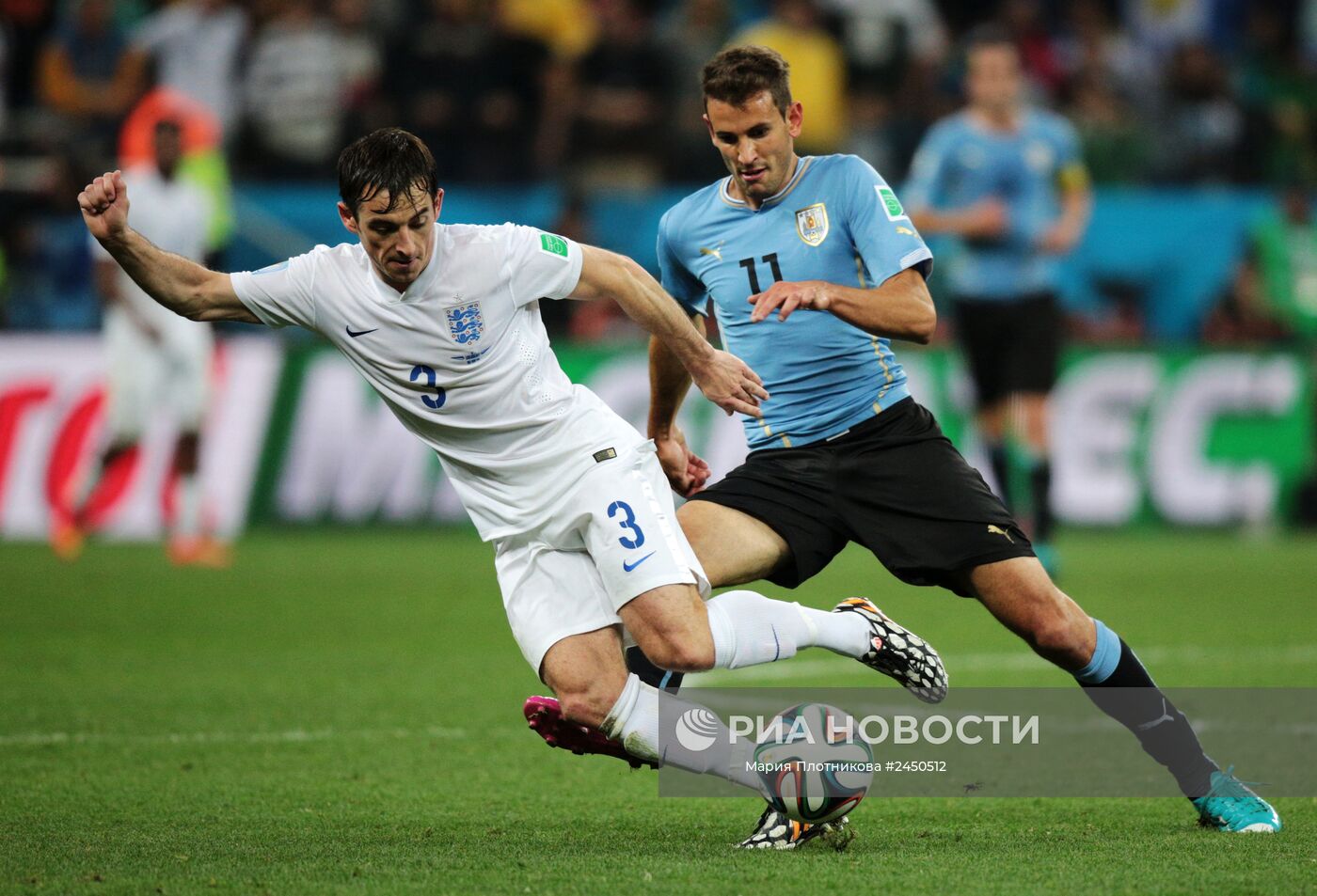 Фото с матча Уругвай Россия. Футбол матч 2014