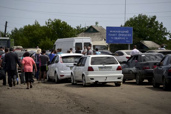 Беженцы на пограничном пункте пропуска "Изварино" в Луганской области