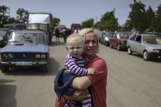 Беженцы на пограничном пункте пропуска "Изварино" в Луганской области