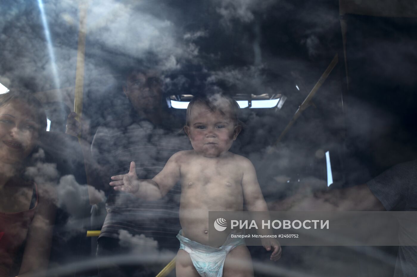Беженцы на пограничном пункте пропуска "Изварино" в Луганской области