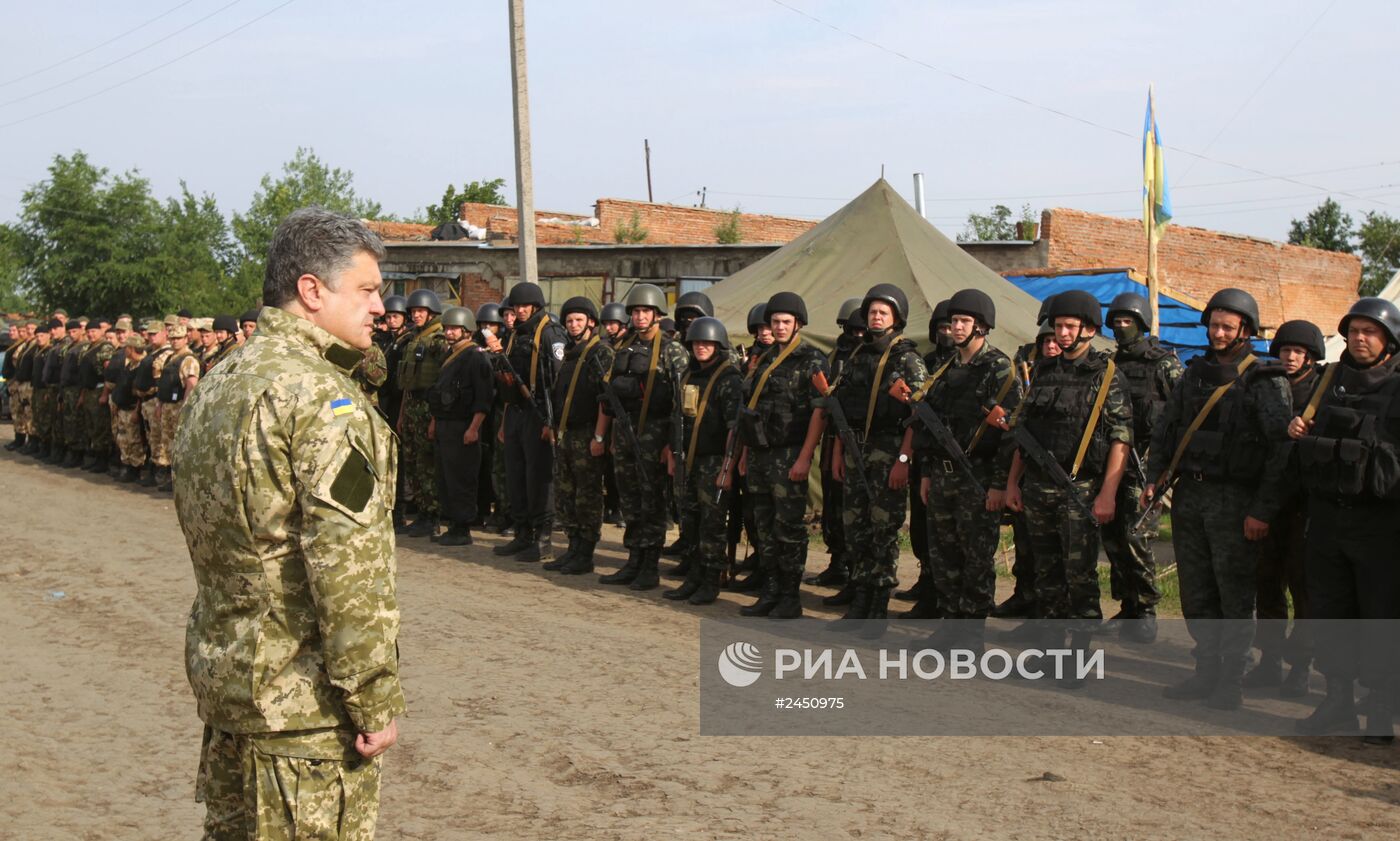 Президент Украины П.Порошенко посетил штаб Нацгвардии в Донецкой области