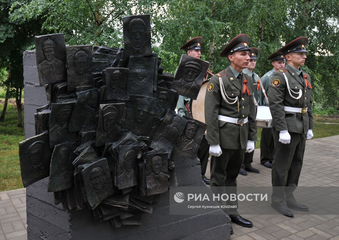 Открытие мемориала жертвам немецкого пересыльного лагеря "Дулаг-184" в Вязьме