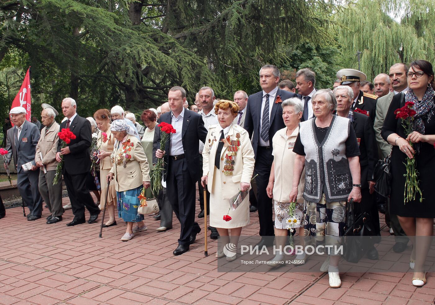 Церемония возложения цветов к Вечному огню на могиле Неизвестного солдата в Симферополе