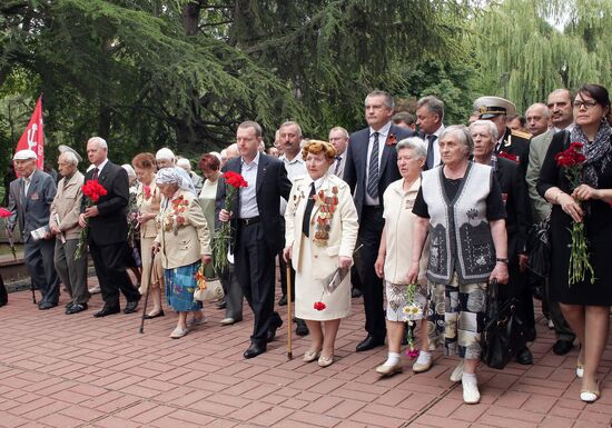 Церемония возложения цветов к Вечному огню на могиле Неизвестного солдата в Симферополе