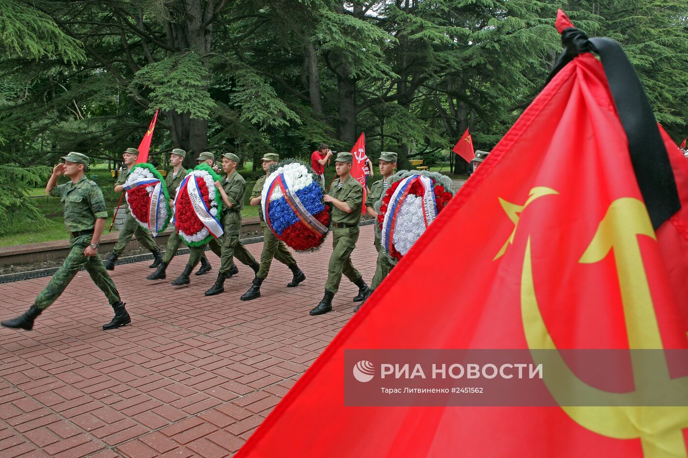 Церемония возложения цветов к Вечному огню на могиле Неизвестного солдата в Симферополе