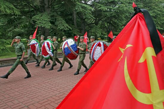 Церемония возложения цветов к Вечному огню на могиле Неизвестного солдата в Симферополе