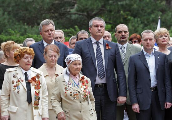 Церемония возложения цветов к Вечному огню на могиле Неизвестного солдата в Симферополе