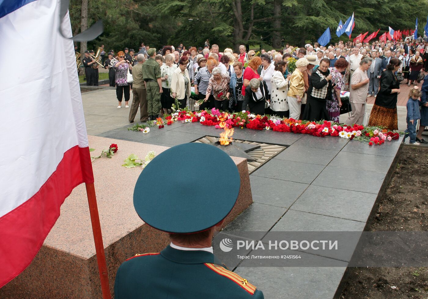 Церемония возложения цветов к Вечному огню на могиле Неизвестного солдата в Симферополе