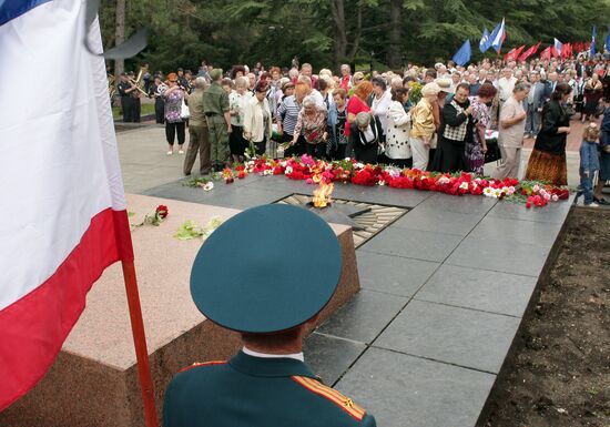 Церемония возложения цветов к Вечному огню на могиле Неизвестного солдата в Симферополе