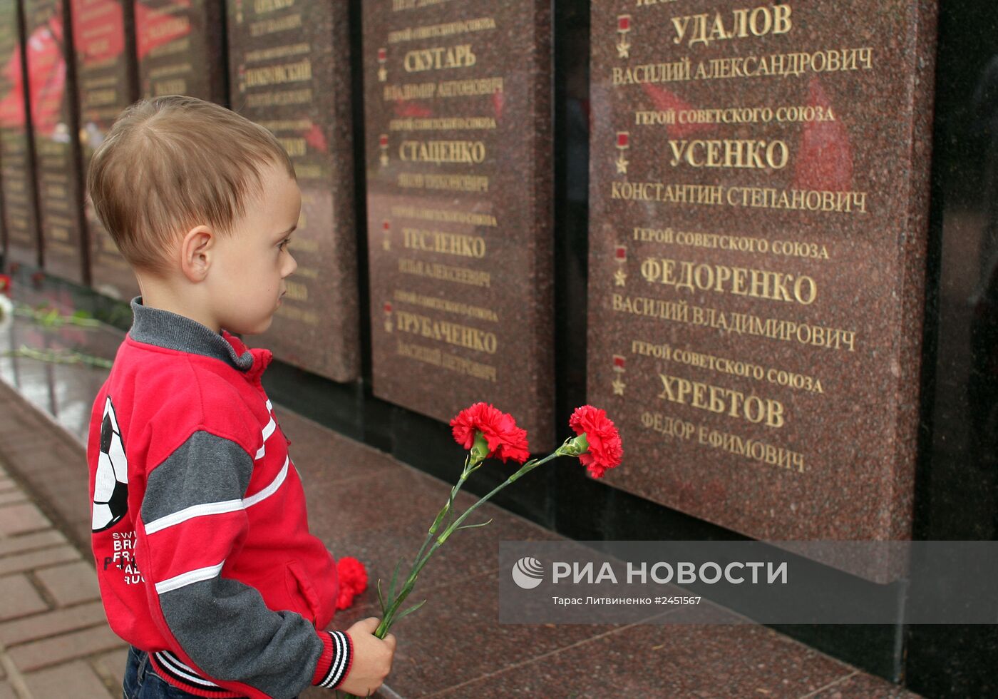 Церемония возложения цветов к Вечному огню на могиле Неизвестного солдата в Симферополе