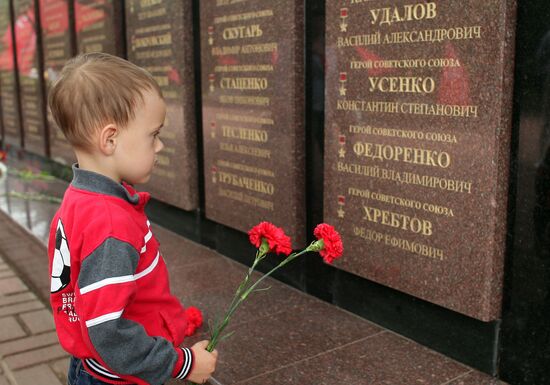 Церемония возложения цветов к Вечному огню на могиле Неизвестного солдата в Симферополе