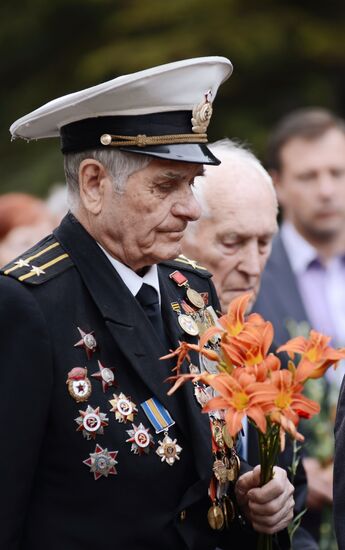 Церемония возложения цветов к Вечному огню на могиле Неизвестного солдата в Симферополе