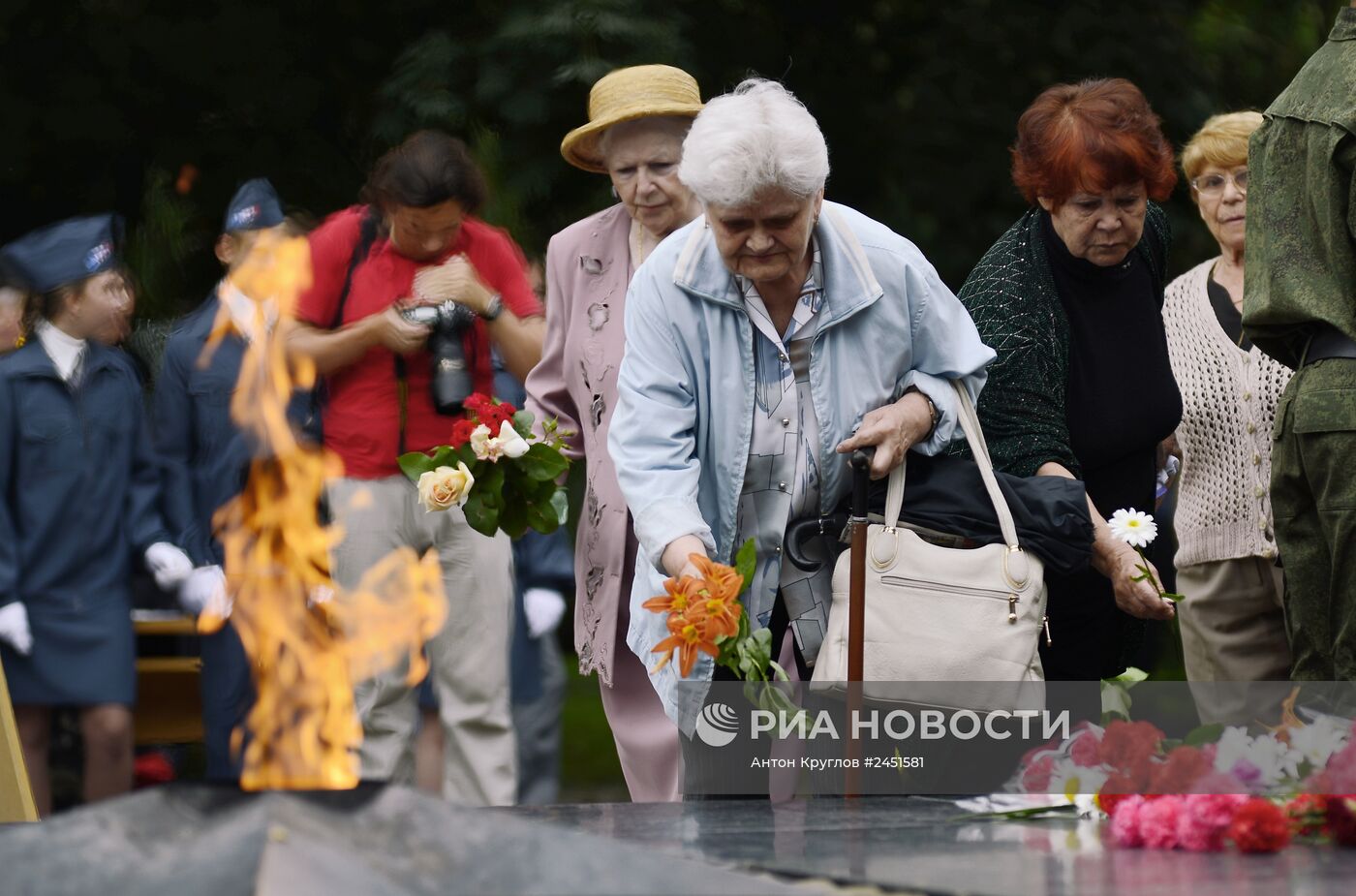 Церемония возложения цветов к Вечному огню на могиле Неизвестного солдата в Симферополе