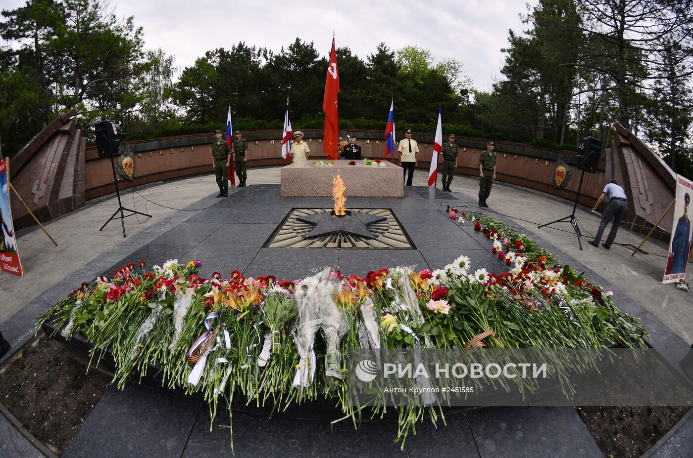 Церемония возложения цветов к Вечному огню на могиле Неизвестного солдата в Симферополе