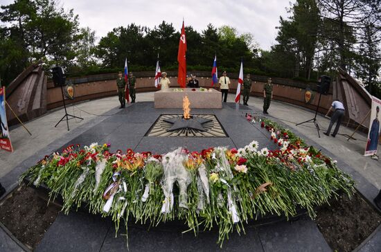 Церемония возложения цветов к Вечному огню на могиле Неизвестного солдата в Симферополе