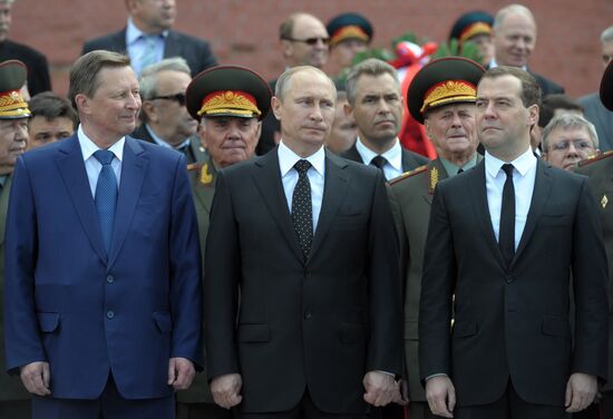 В.Путин и Д.Медведев возложили цветы к могиле неизвестного солдата у Кремлевской стены