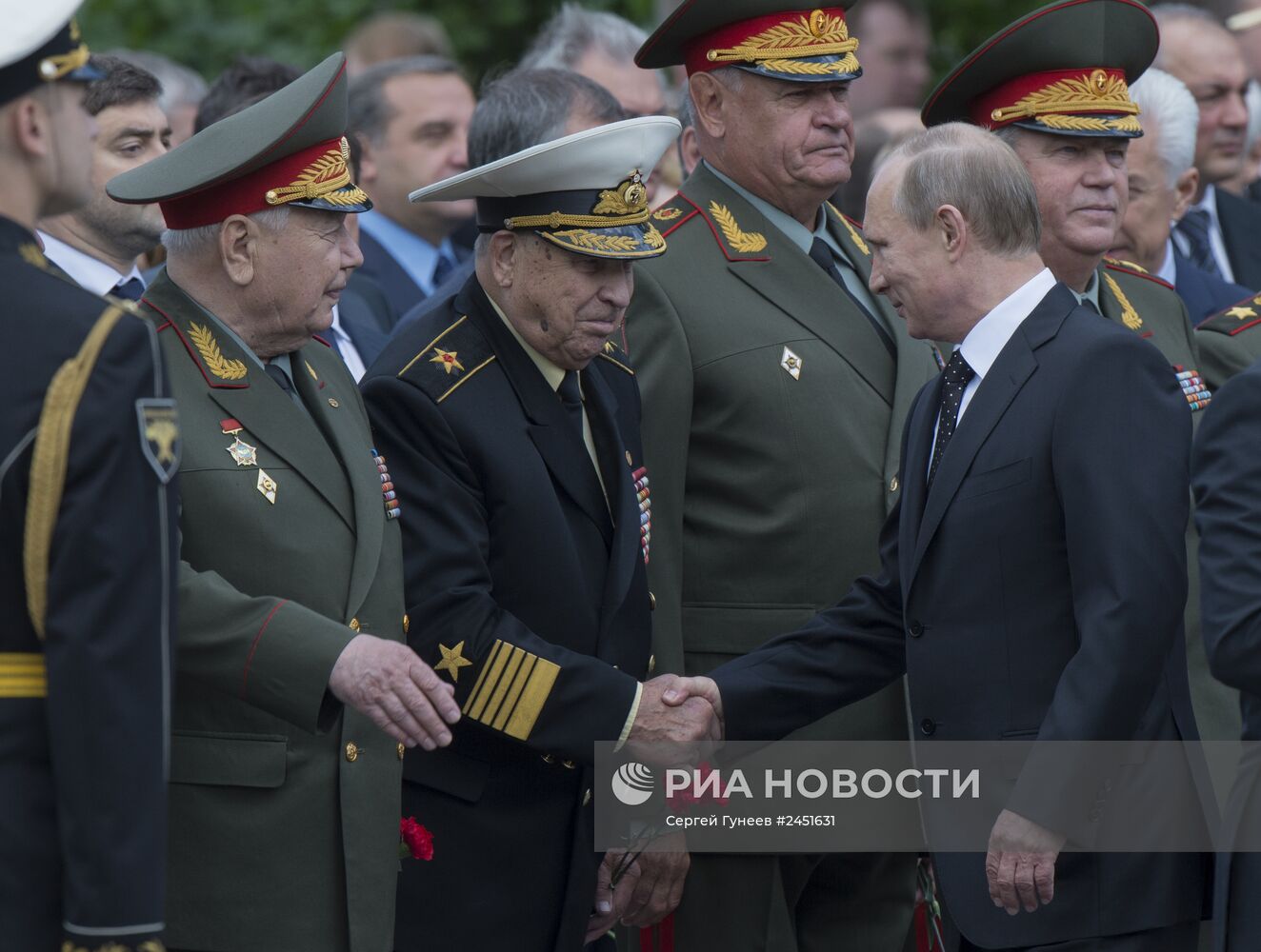 В.Путин и Д.Медведев возложили цветы к могиле неизвестного солдата у Кремлевской стены
