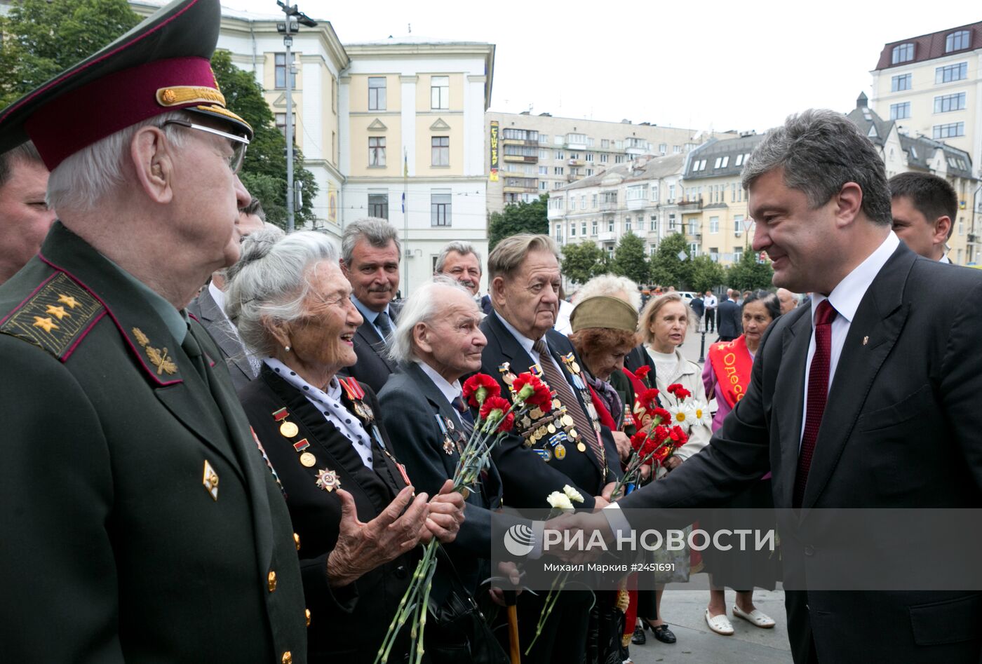 Президент Украины П.Порошенко возложил цветы к Могиле Неизвестного солдата в Киеве