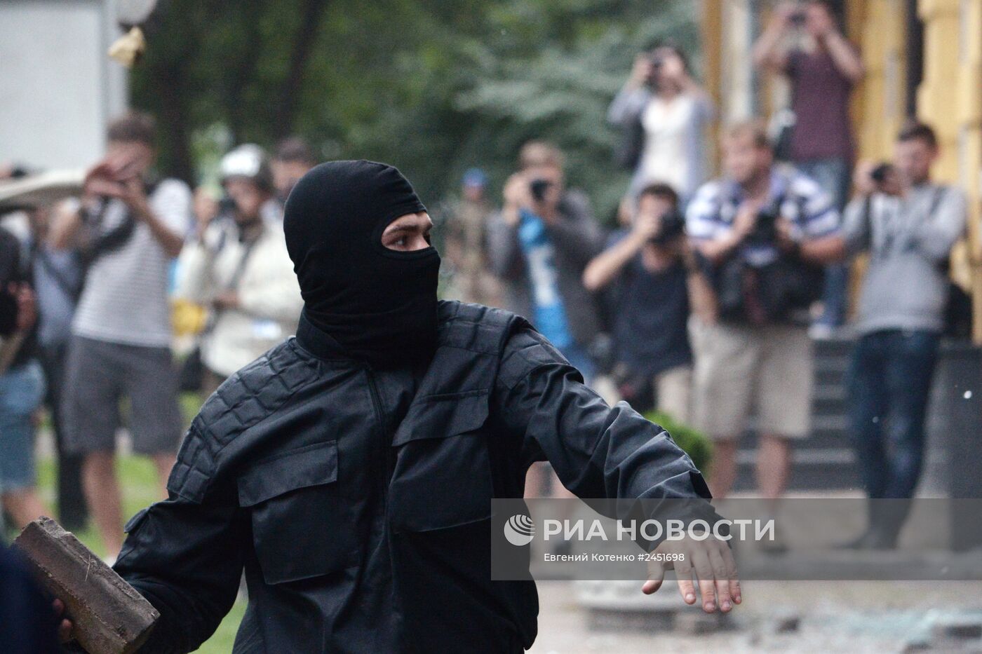 Неизвестные разгромили отделение Сбербанка России в Киеве