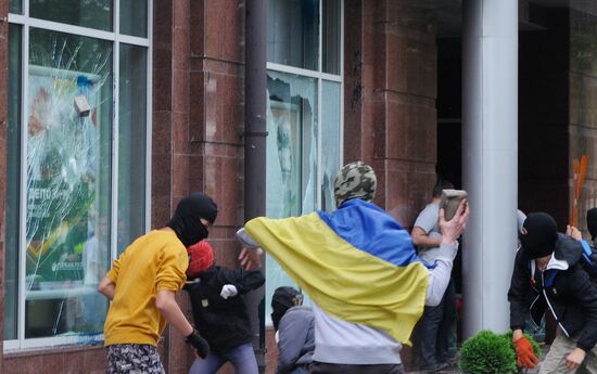 Неизвестные разгромили отделение Сбербанка России в Киеве