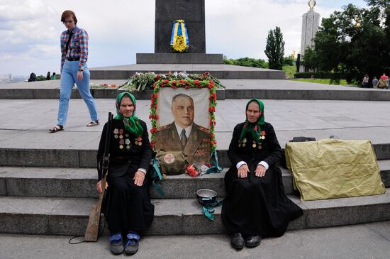 Экс-президенты Украины почтили память жертв войны
