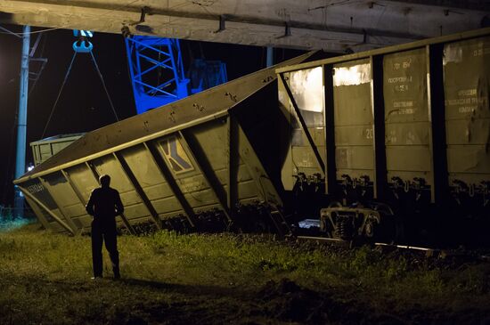 Вагоны грузового поезда сошли с рельсов при подрыве на Донецкой железной дороге
