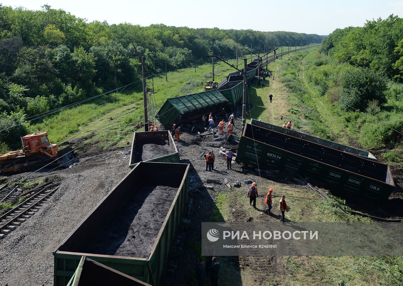 Вагоны грузового поезда сошли с рельсов при подрыве на Донецкой железной дороге
