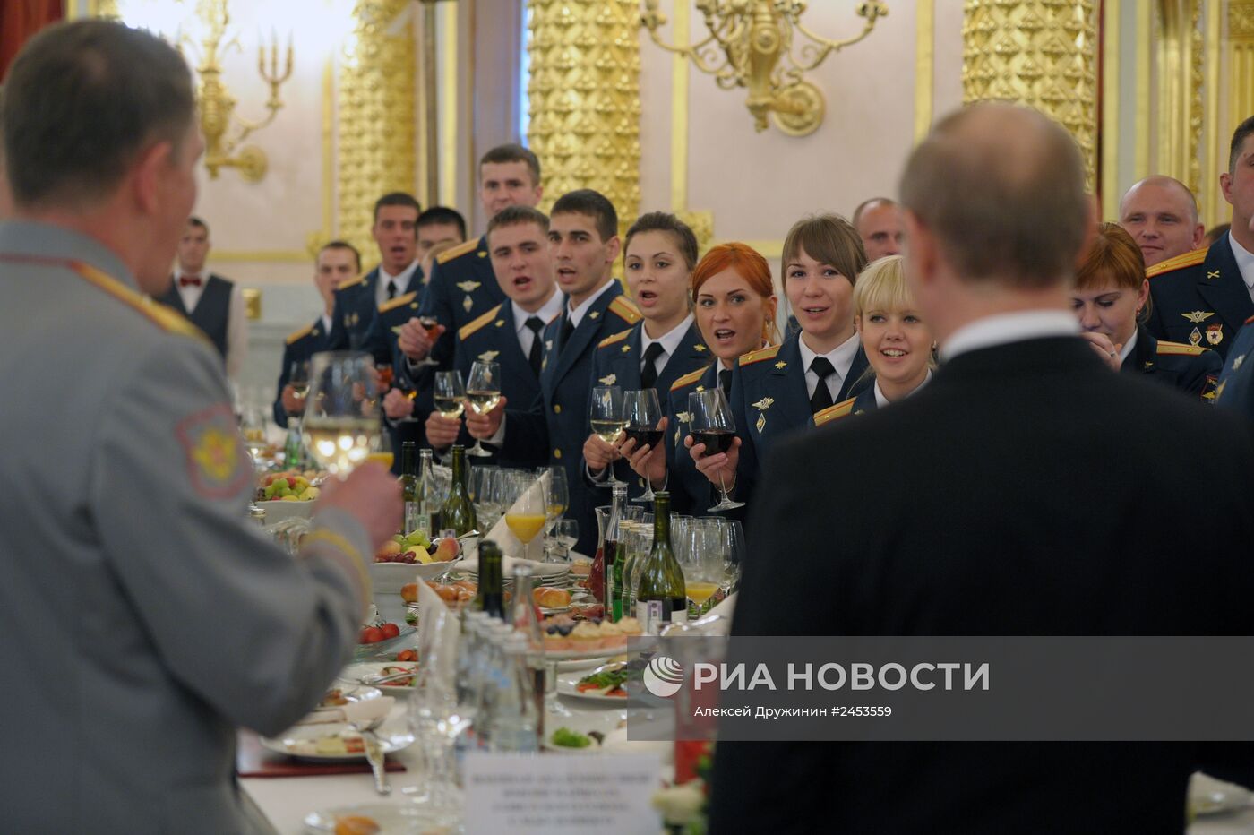 В.Путин дал прием в Кремле в честь выпускников военных вузов