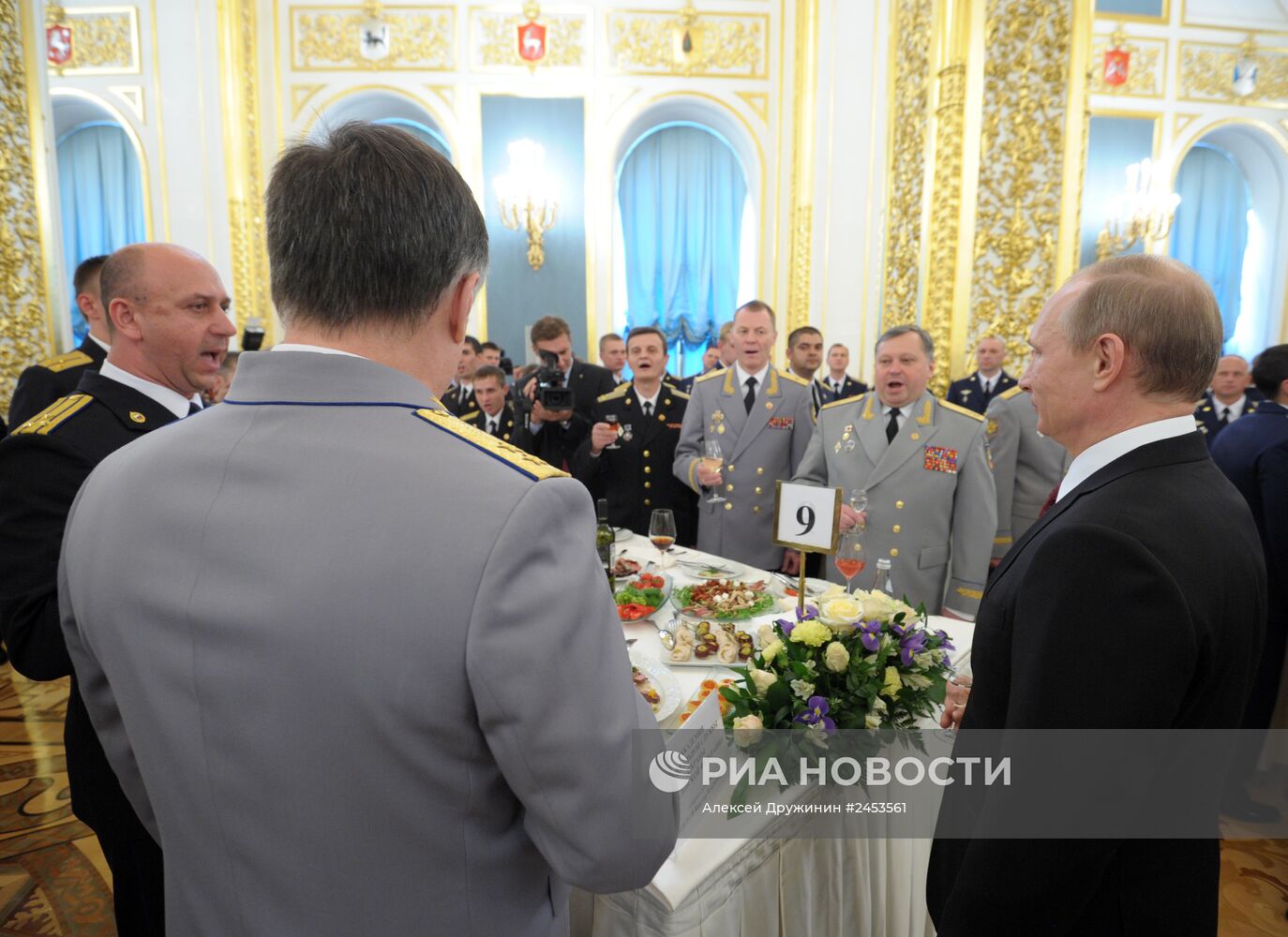 В.Путин дал прием в Кремле в честь выпускников военных вузов