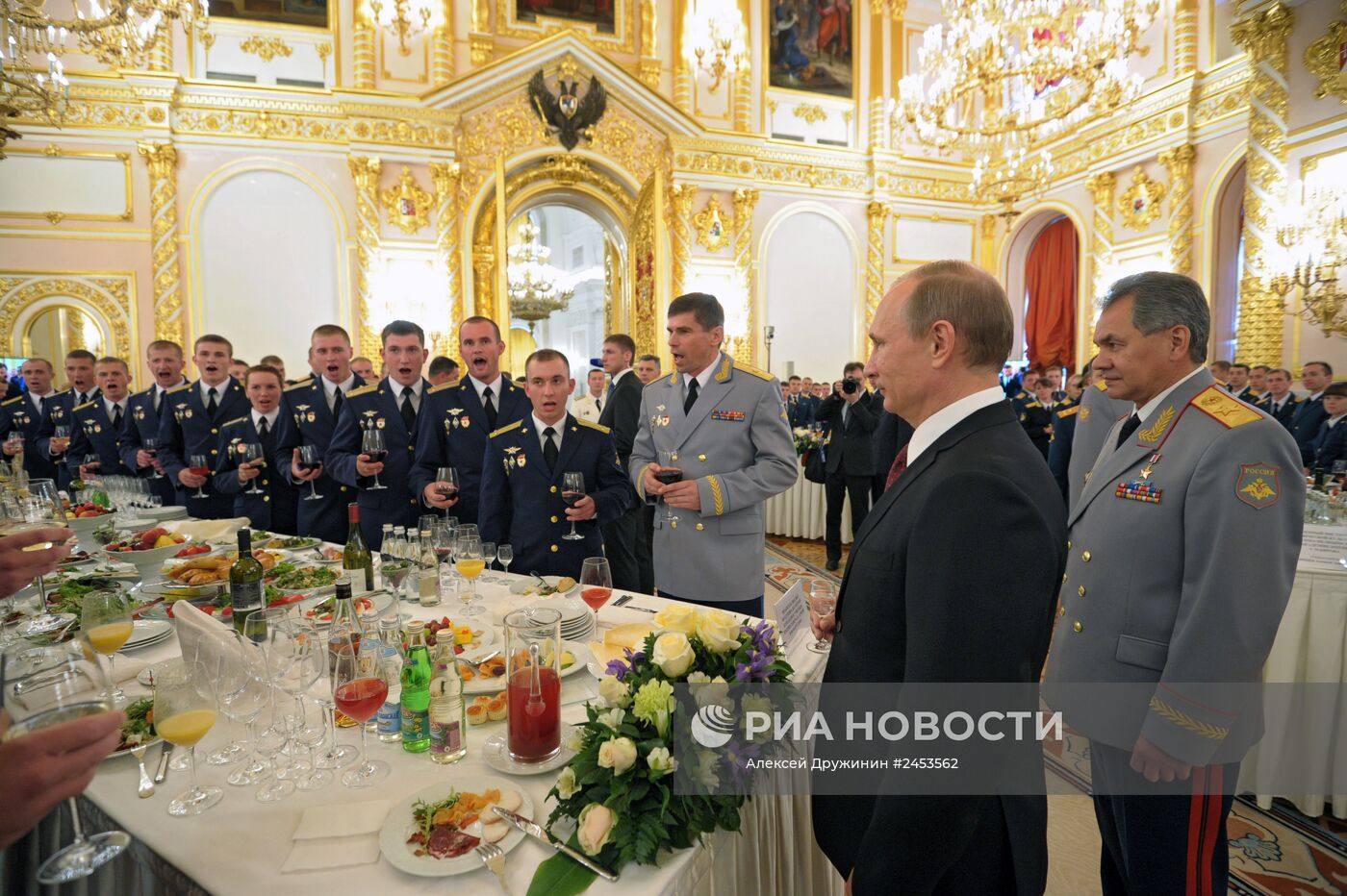 В.Путин дал прием в Кремле в честь выпускников военных вузов