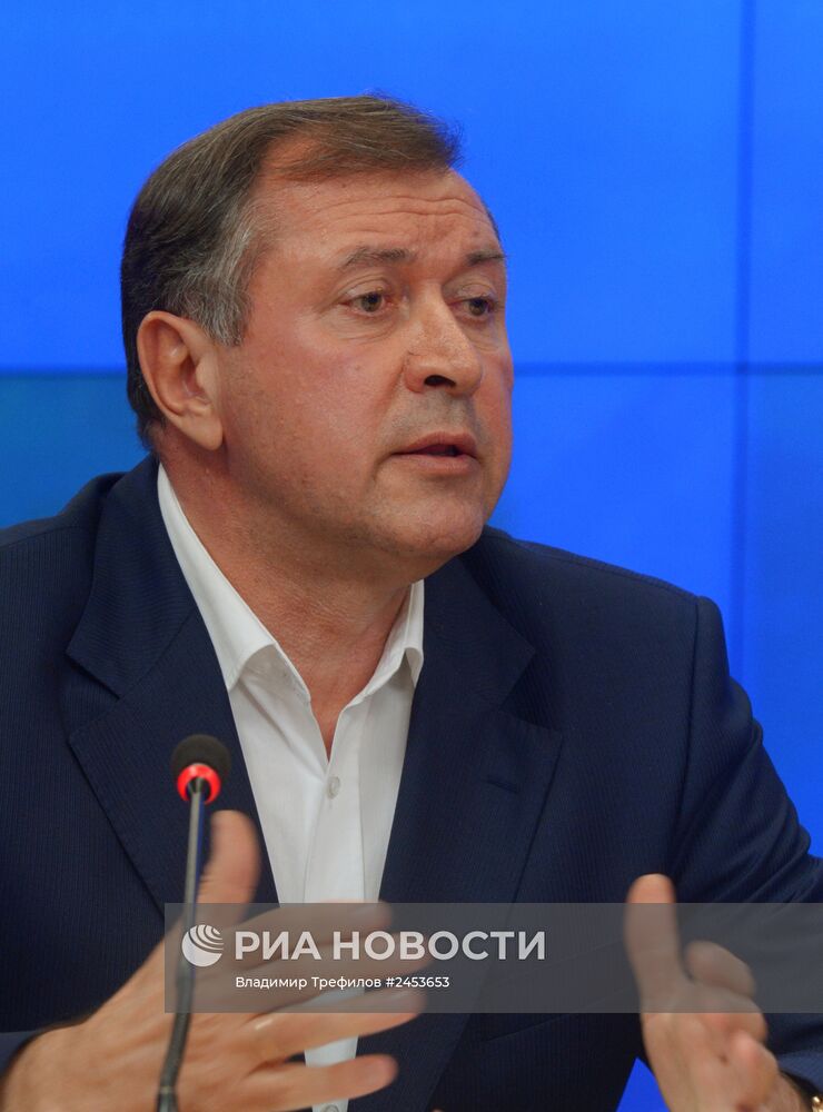 Круглый стол на тему: "Программы первоочередных действий правительств Донецкой и Луганской народных республик"