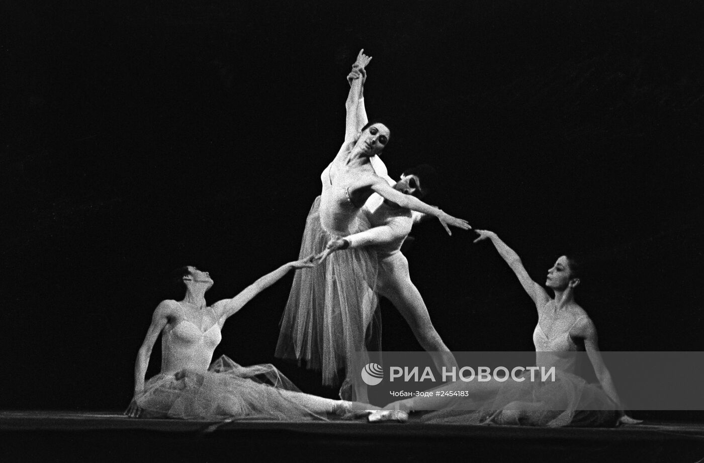 Сцена из балета "Серенада"