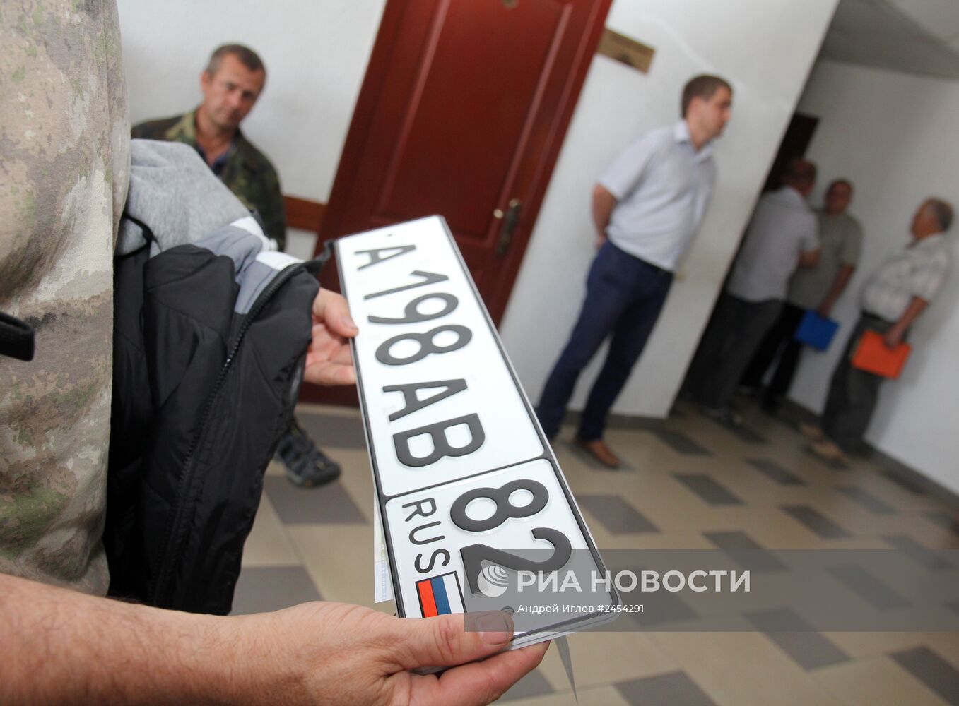 Выдача государственных номерных знаков с кодом "82" в Симферополе