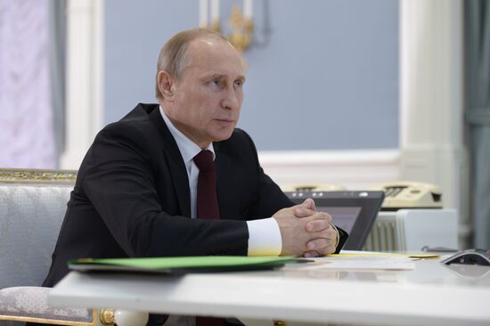 В.Путин провел видеоконференцию о запуске в эксплуатацию буровой платформы "Беркут"