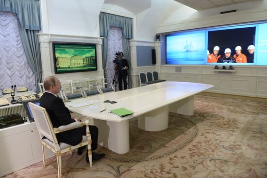 В.Путин провел видеоконференцию о запуске в эксплуатацию буровой платформы "Беркут"