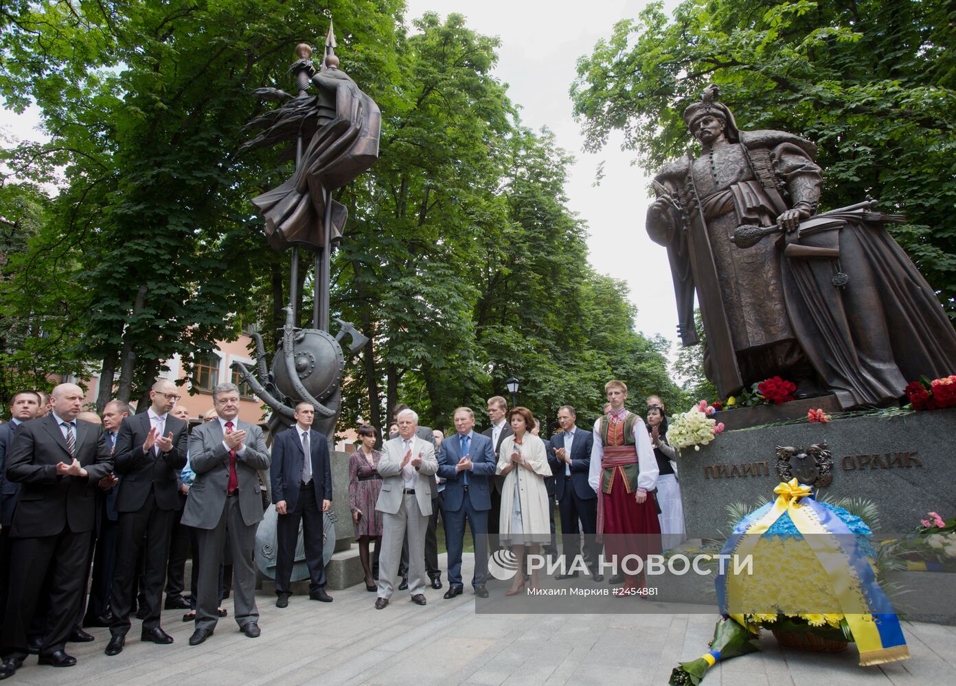 Руководители Украины возложили цветы к памятнику создателю первой украинской конституции